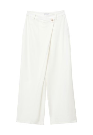 Weiße, weit geschnittene Hose aus glatt gewebtem Stoff, mit einem gefalteten Design und einem einzelnen goldfarbenen Knopfakzent am Bund.