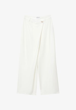Pantalons larges blancs en tissu lisse, avec un design plié et un accent en doré avec un bouton sur la taille.
