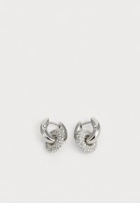Pendientes de plata con un diseño retorcido que presenta elementos circulares y cristales transparentes engastados para mayor brillo.