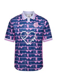 Camisa polo de manga curta em roxo e rosa, com um padrão geométrico, um grande gráfico de coração branco e um logotipo redondo no peito.