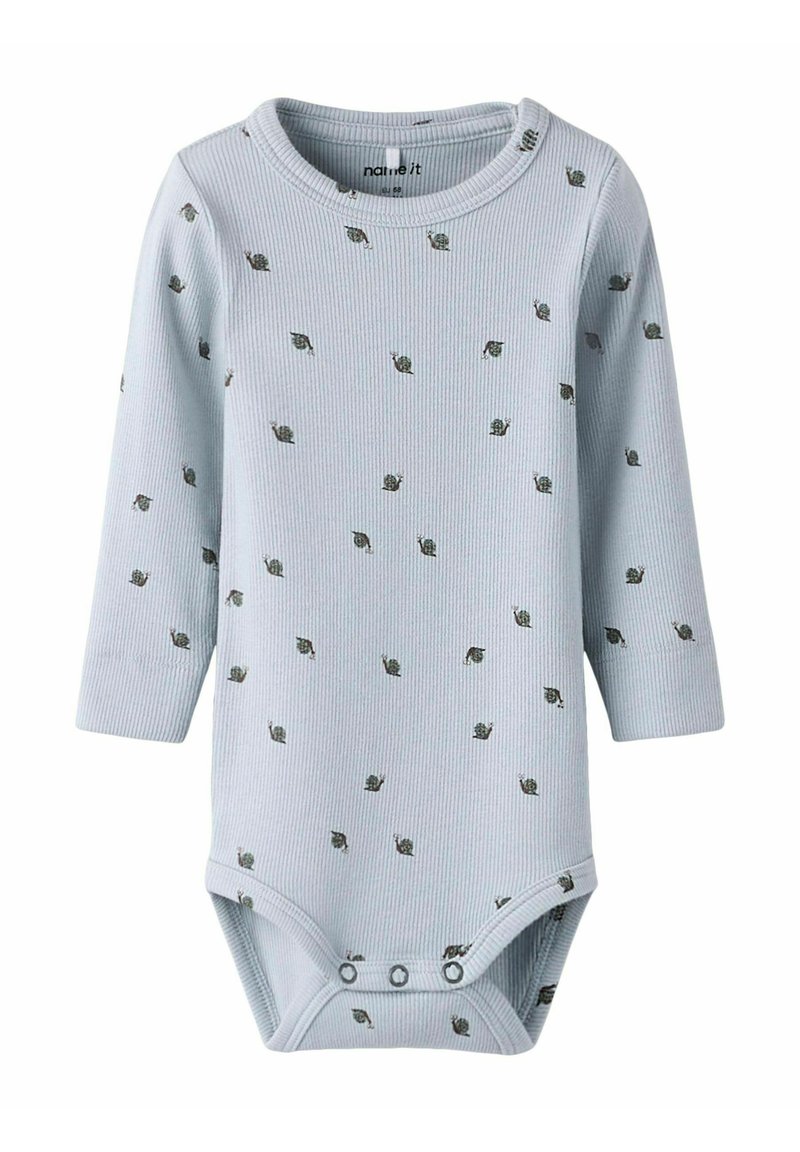 Lyseblå ribbet bodysuit med lange ærmer og små sneglemønstre. Har trykknapper i bunden for nem påklædning. Blød tekstur.