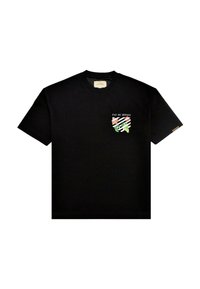 Czarna bawełniana koszulka z kolorową grafiką "PAS DE MONACO" oraz paskowymi detalami na lewej piersi. Krótkie rękawy i okrągły dekolt.