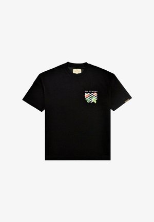 T-shirt in cotone nero con una grafica colorata "PAS DE MONACO" e dettagli a righe sulla parte sinistra del petto. Maniche corte e collo rotondo.