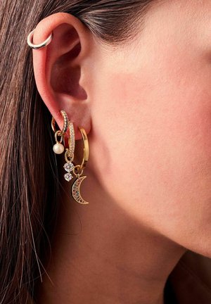 Guld hoops øreringe med krystaller og en perle; inkluderer en farverig halvmåne charm. Har et funklende design med blandede former og teksturer.