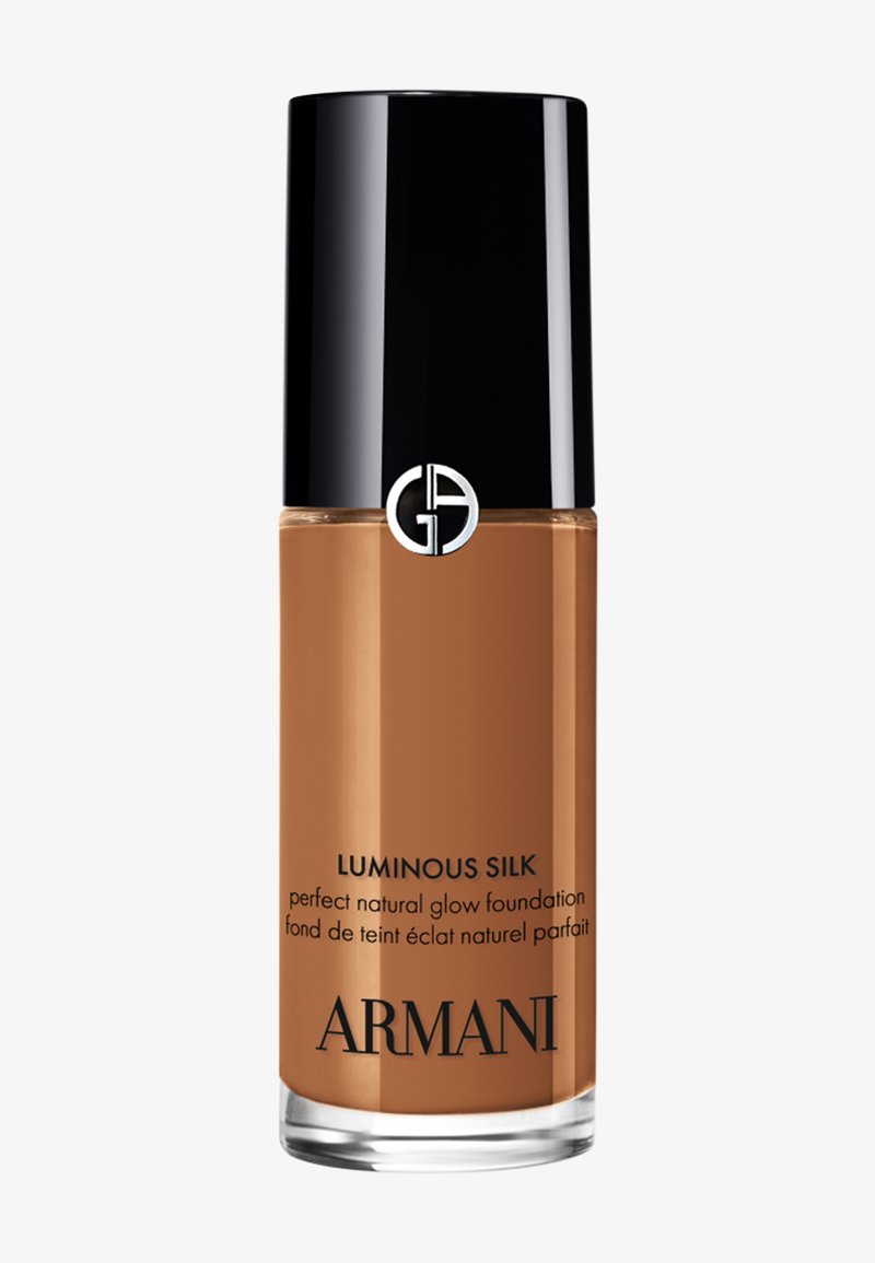 Flacon de fond de teint Armani Luminous Silk avec bouchon noir, teinte brun moyen et logo argenté sur fond blanc.