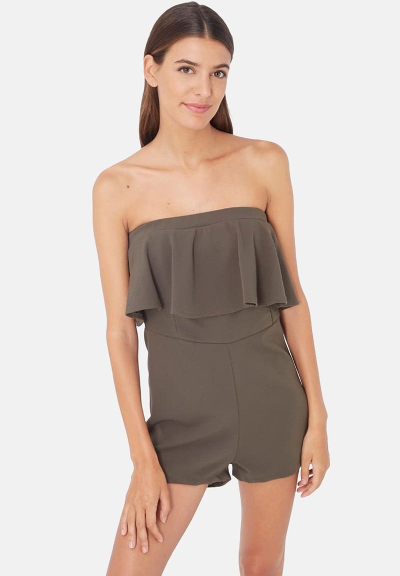 Mono sin mangas de color verde oliva con parte superior de volantes en capas y pantalones cortos ajustados. Tejido suave con un diseño simple, sin herrajes visibles ni patrones.