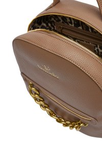 Borsa in pelle marrone con trama, con un accento a catena dorata, una chiusura con cerniera sulla parte superiore, interno con stampa leopardata e logo del marchio impresso sulla parte anteriore.