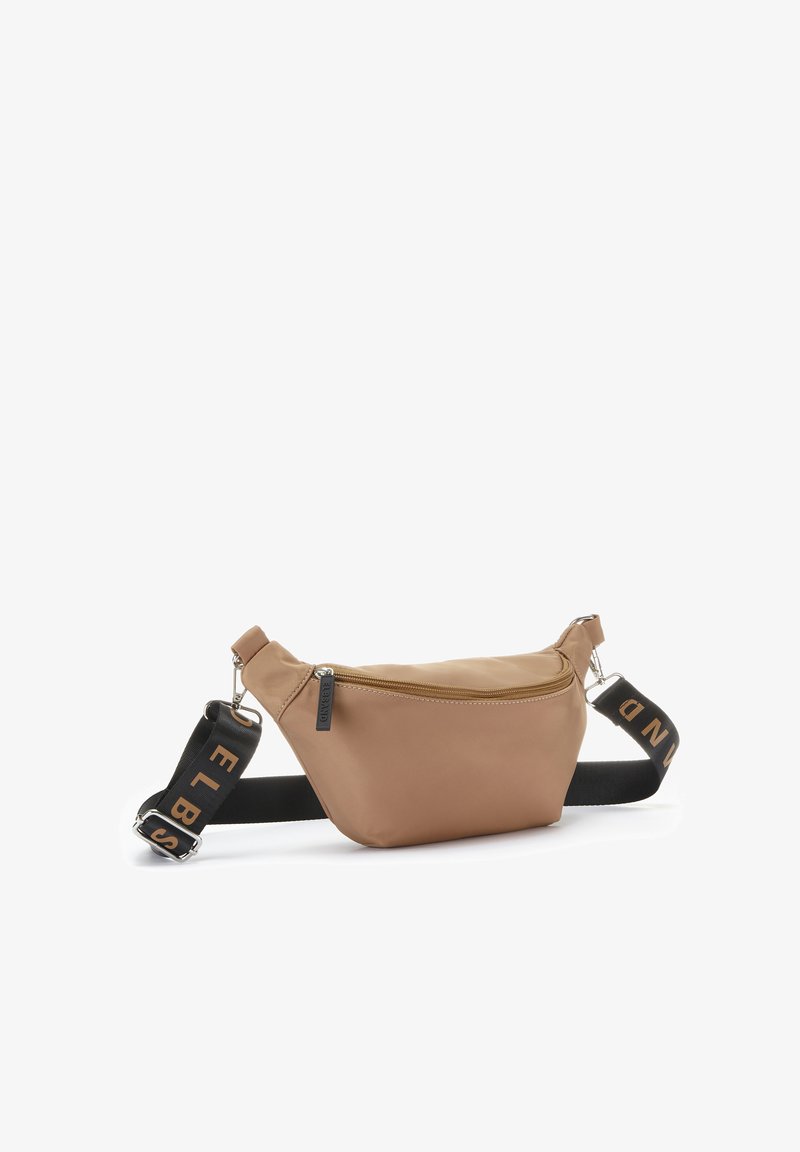 Hellbraune Leder-Bauchtasche mit Reißverschluss, verstellbarem schwarzen Riemen mit weißem Text und einer eleganten, ovalen Form. Glatte Textur, minimalistisches Design.