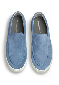 Blauwe suède instap schoenen met een ronde neus, witte rubberen zool en contrasterende stiksels. De binnenkant heeft een grijze binnenzool met branding.