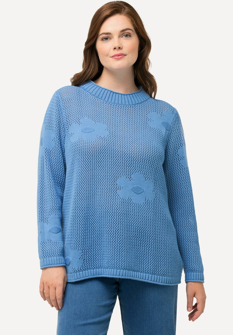 Helles bläuliches Strickpullover mit einem strukturierten Netzdesign und floralen Mustern. Mit einem gerippten Rundhalsausschnitt und langen Ärmeln.