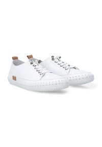 Weiße Canvas-Sneaker mit runder Zehenpartie, Schnürdesign, silbernen Ösen, braunen Lederakzenten und geflochtenen weißen Sohlenverzierungen.