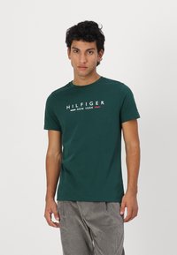 Tommy Hilfiger NEW YORK TEE - Apdrukāts T-krekls - ornamental green