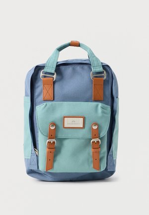 Ruutjas seljakott sinise ja türkiissinise tooniga, pruunide nahkrihmade ja metallist pandlatega, esiosas tasku ning peal kandmekahvel.
