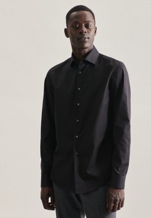 Zwarte langemouw shirt, knoopsluiting aan de voorkant, gladde stof, getailleerde pasvorm, gebogen zoom, klassieke kraag en subtiele knoopaccenten.