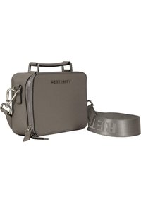 Šedá faux kožená crossbody taška s obdĺžnikovým tvarom, horným uchom, odnímateľným ramienkom a strieborným zipsom. Obsahuje embosované detaily loga.