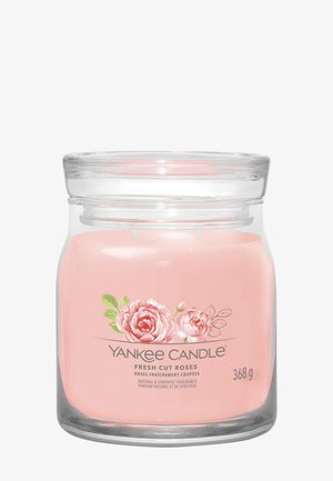 Roze Yankee Candle-jar met het label "Fresh Cut Roses", versierd met rozenillustraties en twee lonten, met een gewicht van 368 gram.