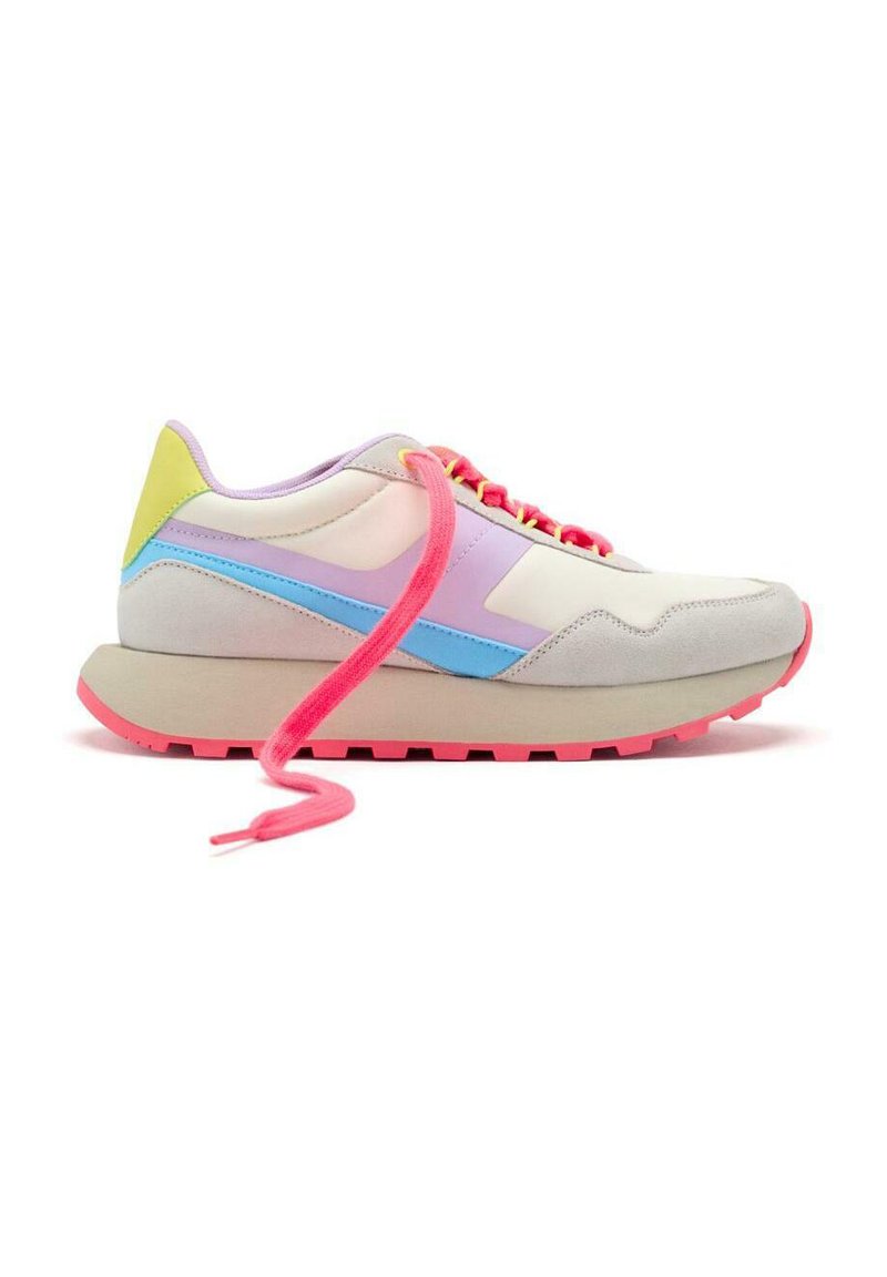 Zapatilla con una mezcla de blanco, gris y acentos en tonos pastel. Cuenta con una suela texturizada, cordones rosados y un diseño en capas con diferentes materiales.