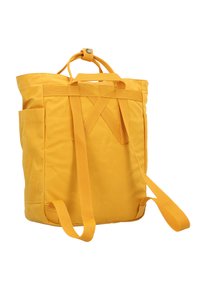 Borsa tote gialla realizzata in tessuto morbido, con un design a tracolla incrociata, una maniglia superiore e due tasche laterali. Spallacci regolabili.