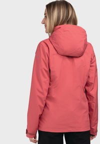 Waterdichte roze jas met capuchon, een gladde textuur, verstelbare manchetten en een getailleerde pasvorm. Ideaal voor buitensportactiviteiten.