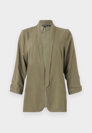 Olivengrüner leichter Blazer, offenes Frontdesign, Dreiviertelärmel, weiche Textur, mit Falten vorne, ohne Verschlüsse oder Muster.