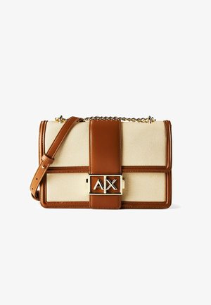 Rechthoekige beige canvas handtas met bruine leren afwerking, verstelbare band, gouden kettinghengsel en gouden gesp met "A|X" logo.