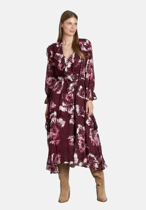 Vestido maxi floral en burdeos oscuro con patrones florales en blanco y rosa. Presenta mangas con volantes, un lazo en la cintura y un dobladillo en capas.
