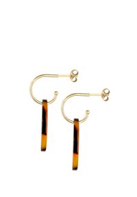 Tortoiseshell oorringen met gouden metalen details; cirkelontwerp met glanzende oppervlakken en een gladde textuur.
