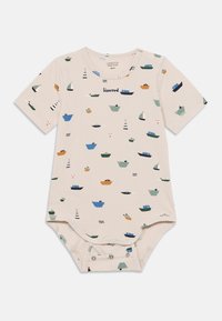 Βρεφικό κορμάκι με κοντά μανίκια σε ανοιχτό μπεζ βαμβάκι, με ναυτικό μοτίβο βαρκών και φάρων σε διάφορα χρώματα. Κουμπώνει με κόπιτσες στο κάτω μέρος.