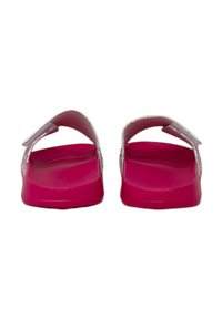 Sandali rosa con cinturini bianchi a fantasia, apertura sul retro, suola piatta e soletta strutturata. Progettati per l'abbigliamento informale e la facilità di indossarli.