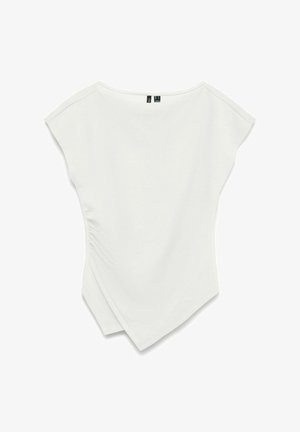 Haut blanc à manches courtes avec une coupe légèrement oversize, un col arrondi, un froncé latéral et un ourlet asymétrique. Texture du tissu douce.