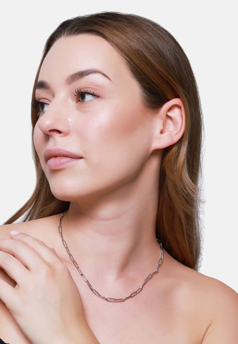 Collana in argento con forme allungate collegate. Texture liscia con una finitura lucida, che si adagia elegantemente attorno al collo.