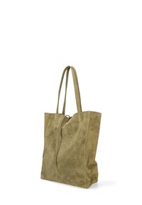 Borsa tote in suede marrone chiaro con due manici lunghi e chiusura a coulisse sottile su sfondo bianco.