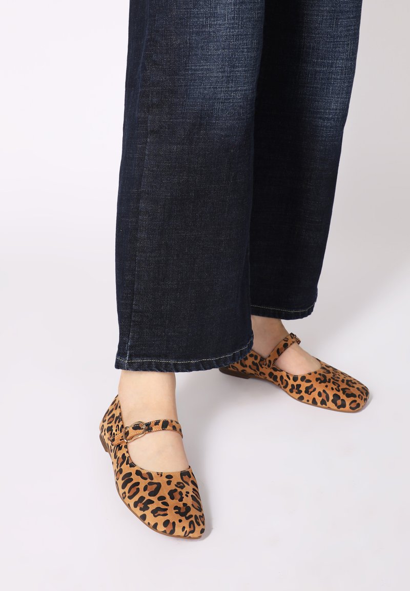 Leopardprint ballerina's met een gevormde neus en bandje, gemaakt van stof met een gladde textuur, gecombineerd met een donkerdenim wijde broek.