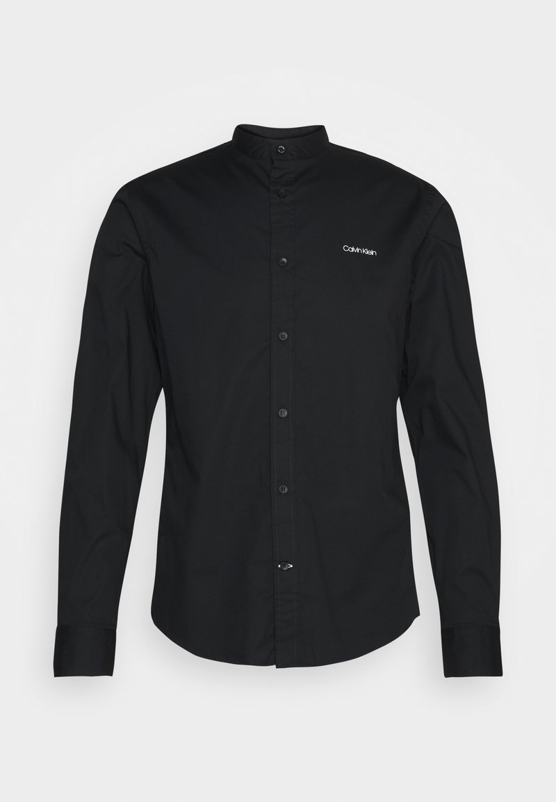 Camicia nera a maniche lunghe con colletto a band, realizzata in tessuto liscio. Presenta bottoni frontali e un ricamo discreto del logo sul petto.