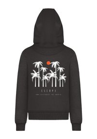 Schwarze Kapuzenjacke mit einem großen Grafikdruck von weißen Palmen und einer roten Sonne. Darunter steht der Text "ENTFLIEHEN UND DIE WELT ENTDECKEN." Weiche Textur.