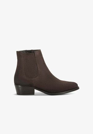 Stivaletto in suede marrone scuro con tacco basso a blocco, pannello laterale elastico e punta rotonda.