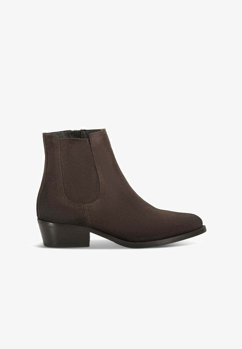 Bottine en daim marron foncé avec un petit talon carré, un panneau latéral élastique et un bout arrondi.