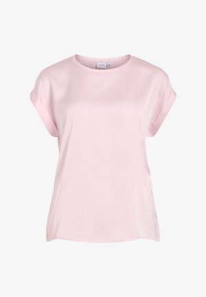 Jasnoróżowa bluzka z krótkim rękawem z podwiniętymi mankietami, okrągłym dekoltem i luźnym krojem, prezentowana na białym tle.