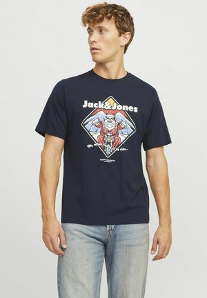 Camiseta de algodón azul marino con un diseño gráfico de un esqueleto en una motocicleta, con el texto "Jack & Jones" y un fondo de montañas.