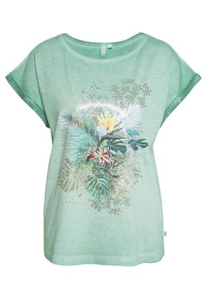 Lysegrøn T-shirt med korte ærmer med et tropisk blomsterprint med palmeblade, en gul og en rød blomst samt subtile gyldne detaljer.