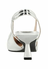 Chaussure à talons hauts en métal argenté avec un dos ouvert, un embout pointu et un talon fin. Texture lisse avec une base noire contrastante.