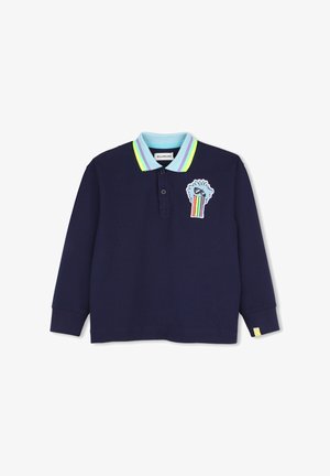Marineblauw polo met lange mouwen, gestreepte kraag en een embleem van een wolk met een zonnebril die regenboogkleuren uitkotst op de borst.
