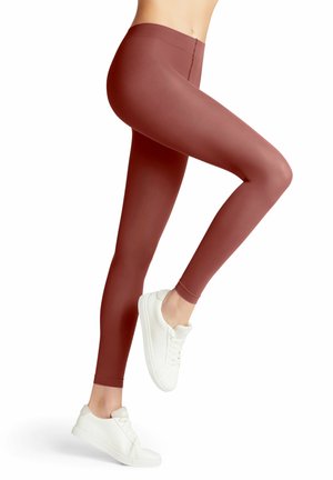 Bordeauxkleurige legging van rekbare stof, met een hoge taille en een gladde, aansluitende pasvorm. Gekoeld met witte sneakers.