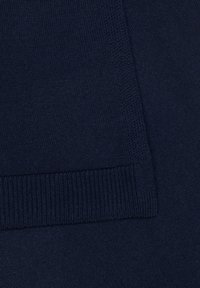 Tissu tricoté bleu marine avec une bordure côtelée. Présente une texture lisse, un motif uniforme et un éclat subtil, idéal pour les vêtements décontractés.