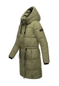 Lange olijfgroene pufferjas met een grote capuchon, taille met trekkoord en zwarte accenten. Heeft een gestikt ontwerp en zijzakken.