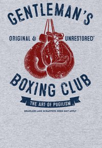 Grå t-shirt med grafisk motiv af røde vintage boksehandsker. Teksten lyder "Gentleman's Boxing Club" i blåt med slidt tekstur.