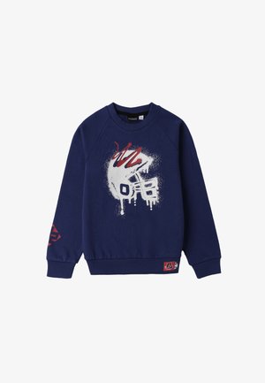 Marineblauwe sweatshirt met raglanmouwen, voorzien van een wit en rood graffiti-achtige afbeelding en een rood logopatch op de zoom. Zacht, textuur stof.