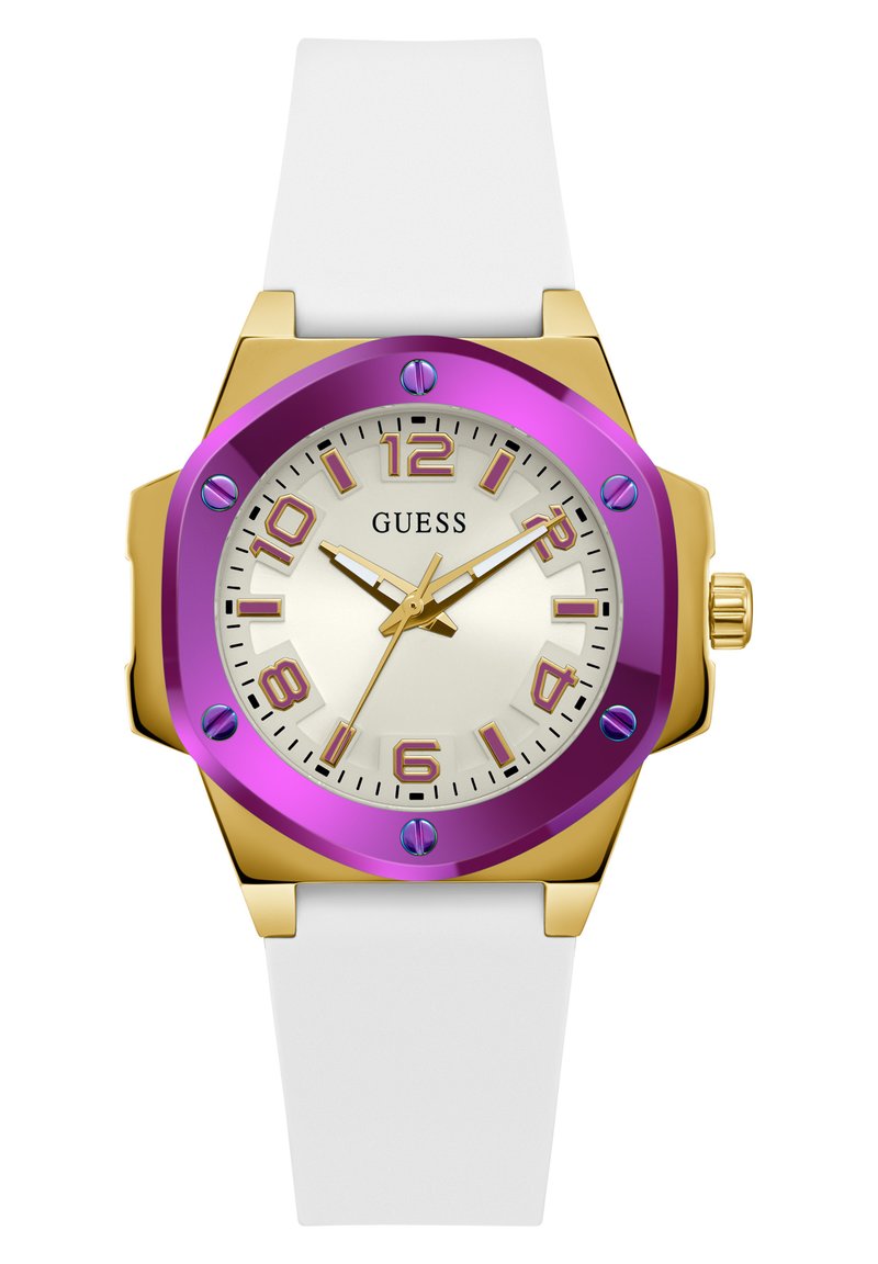 Lila und goldene achteckige Uhr mit weißem Silikonarmband. Sie verfügt über ein cremefarbenes Zifferblatt, lila Stundenmarkierungen und goldfarbene Zeiger. Modell: Guess.