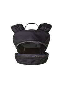Mochila de tela negra con correas ajustables, un asa en la parte superior y una cremallera abierta que revela un interior espacioso. Superficie texturizada y diseño robusto.