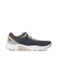 Scarpa sportiva con tomaia in rete di un blu navy scuro, dettagli grigi e verde chiaro, suola intermedia bianca e suola esterna in gomma texturizzata. Lacci bianchi.
